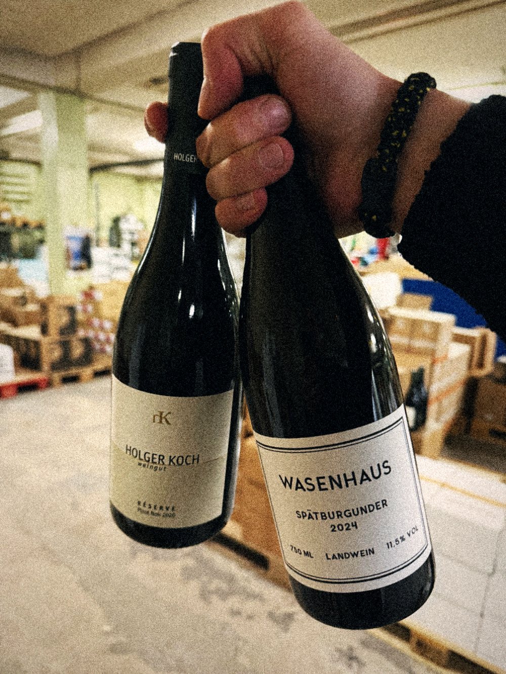 Holger Koch Réserve und Wasenhaus Spätburgunder in der Hand im Lager